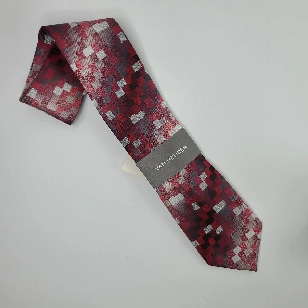 VAN HEUSEN Red / Gray Tie.